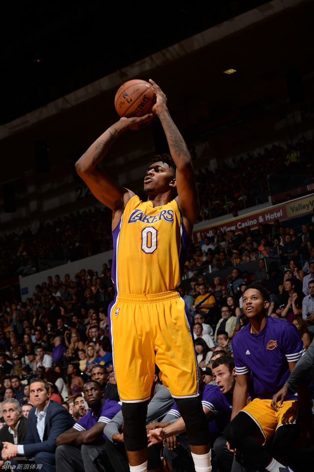 借攻势推进 借攻势推进